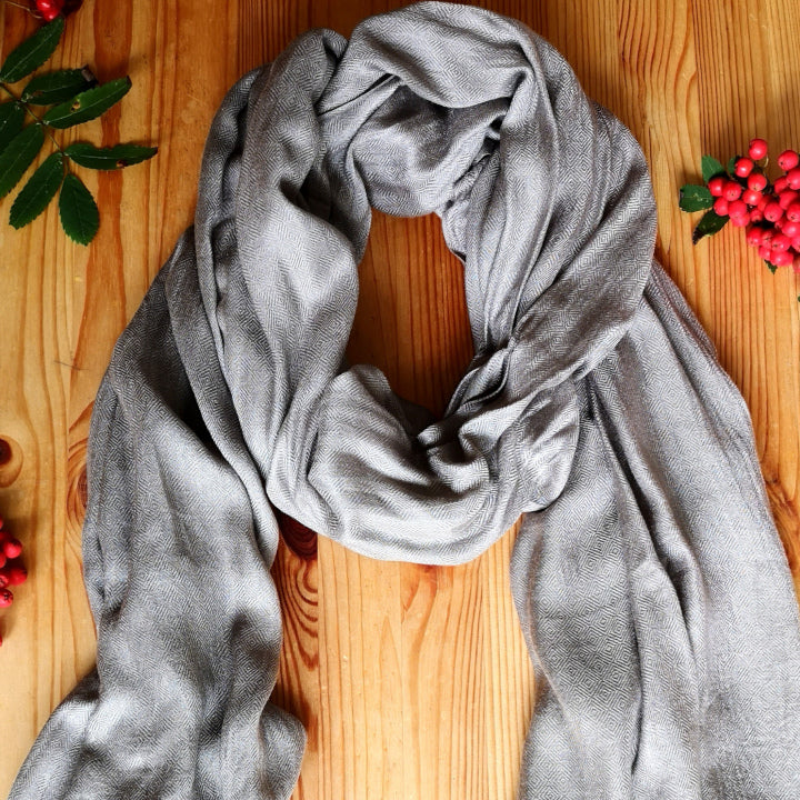 Gray shawl in silk / modal