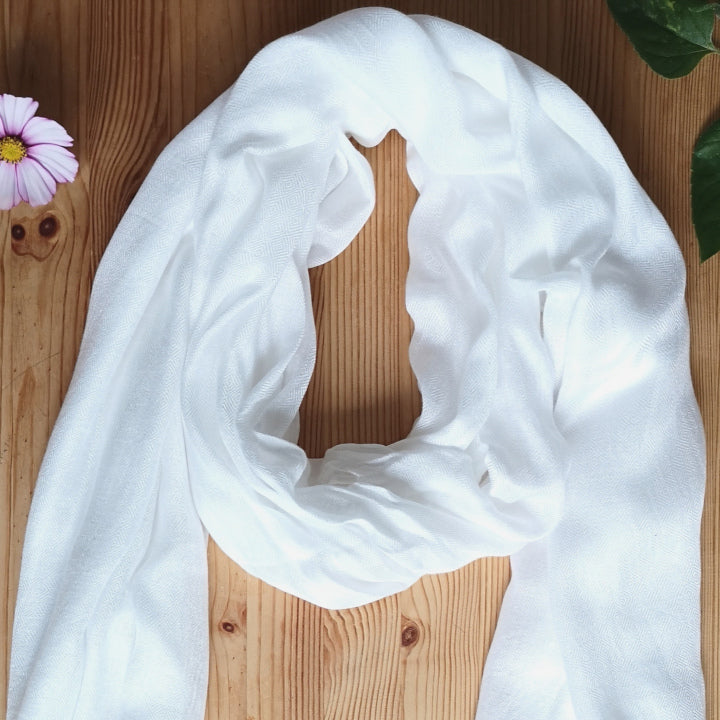 White shawl in silk / modal
